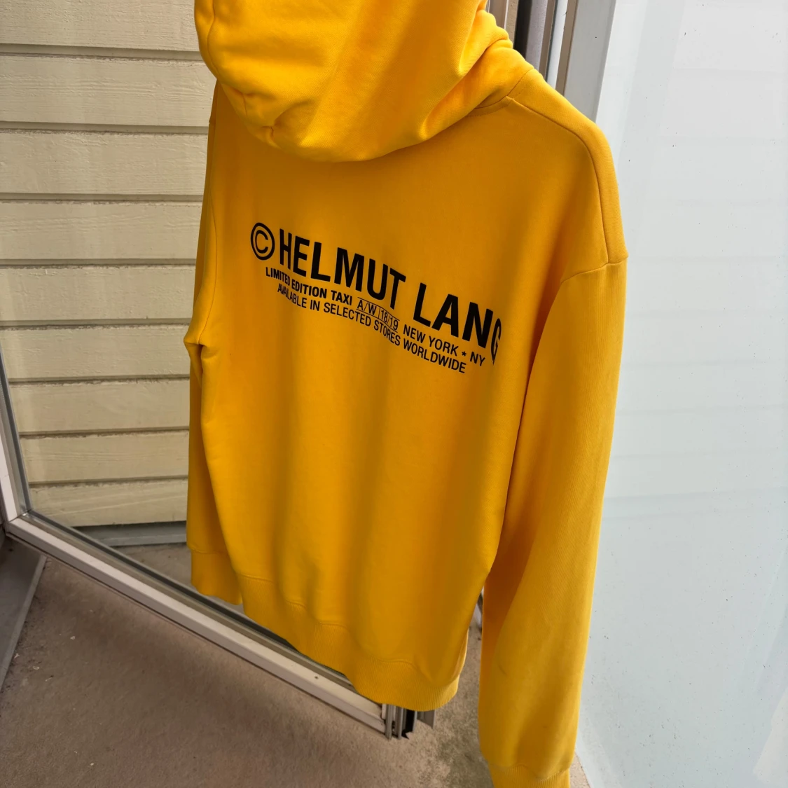 Gul Helmut Lang hoodie med tryck