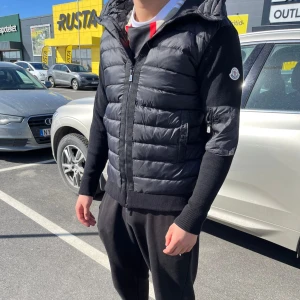 Moncler cardigan - Moncler cardigan storlek M som är helt ny.  Frågor o funderingar? De bara att skicka ett meddelande 