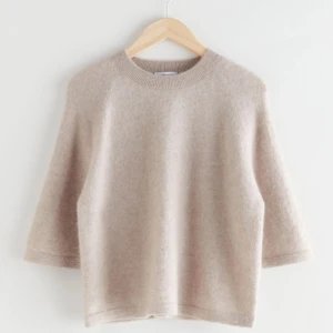 Stickad T-shirt  - Beige stickad T-shirt från &other stories i storlek xs❤️