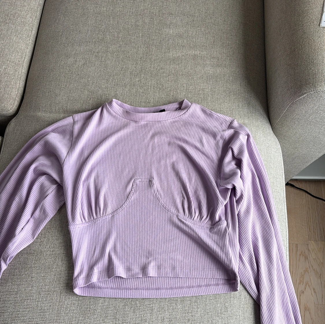 Ljuslila croppad tröja från Bik Bok - 1