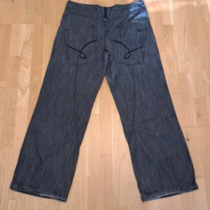 Vintage wide leg jeans från Only - Mörkgråa vintage jeans från Only. Byxorna är högmidjade. 
