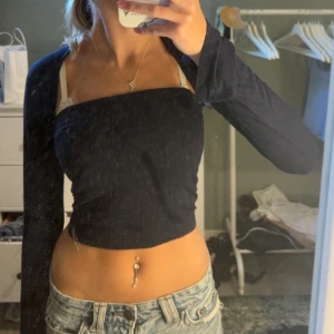 Mörkblå croppad långärmad topp - Säljer en mörkblå, croppad långärmad topp med fyrkantig urringning. Säljer då jag inte använder den längre ❣️ passar även som xxs!