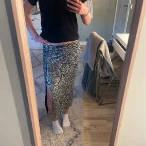 Paljett kjol - Snygg paljett kjol med slits