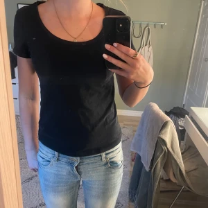 Uringad t-shirt - Basic svart uringad t-shirt