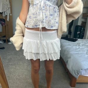 Vit volangkjol med smock - Sweet mini skirt size XS/S. I am a waist 27 inches for reference and 5 feet 6 inches. Great condition 
