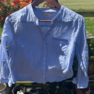 Blå skjorta med rosa detaljer  - Används ej längre, jag städar ut min garderob :)