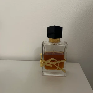 YSL Libre Intense EdP 50 ml 65% - Doften är varm och elegant, perfekt för dig som gillar lyxiga och moderna parfymer. Det återstår ungefär 65 % av parfymen💗
