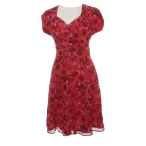 Röd blommig klänning från Alannah Hill - Säljer en vacker röd klänning från Alannah Hill i SIDEN, med ett blommigt mönster. Klänningen har en elegant passform och korta ärmar. Perfekt för att lysa upp garderoben med lite färg och stil. 🌺