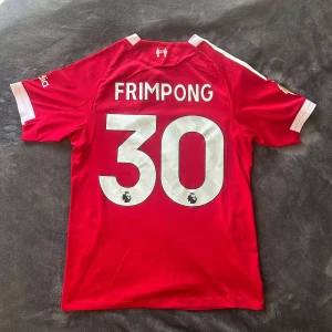 JEREMIE FRIMPONG 30 MATCHTRÖJA PLAYER VERSION - JEREMIE FRIMPONG 30 MATCHTRÖJA PLAYER VERSION | Den är i nyskick | Storleken är M men passar S också | Skriv för fler frågor eller bilder