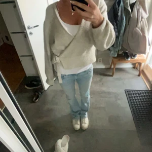 Ljusblå bootcut jeans - Säljer ett par ljusblå jeans med bootcut-modell och låg midja 
