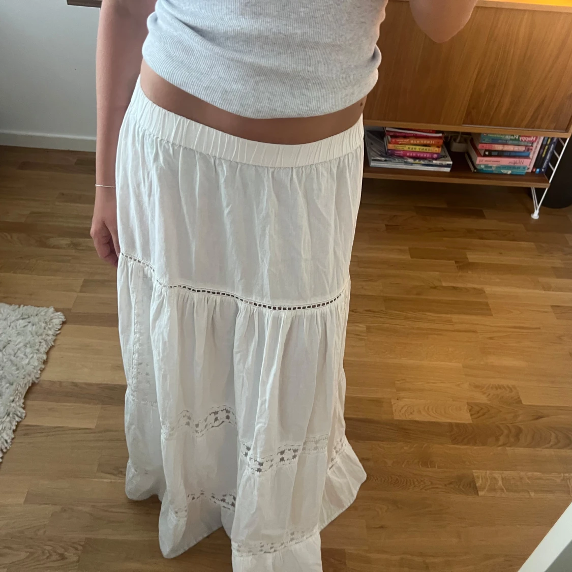 Vit långkjol med spetsdetaljer - 2