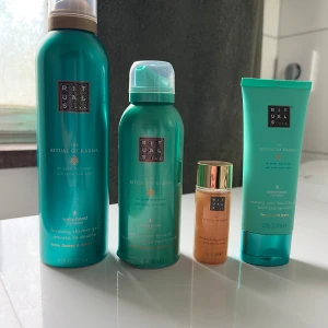 Rituals The Ritual of Karma set - Snyggt set från Rituals The Ritual of Karma med turkosa förpackningar. Innehåller foaming shower gel, lotion mousse (kantstött men påverkar endast utseendet), handkräm och en shimmering body oil med guldskimmer och guldig kork. Perfekt för dig som älskar fräscha dofter och lyxig känsla. 