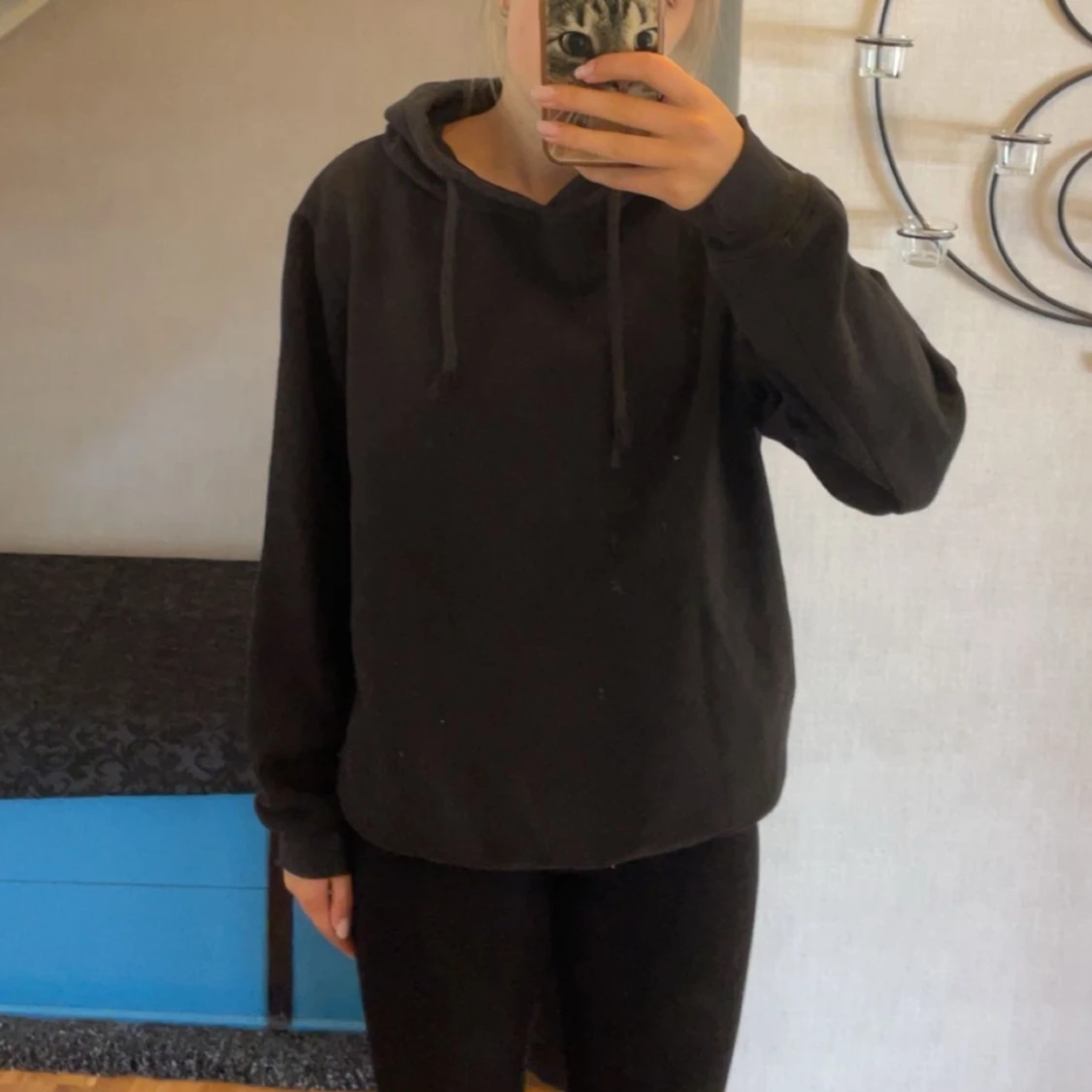 Svart hoodie från SMOG med luva