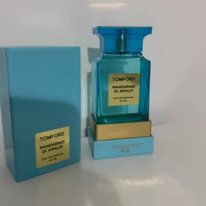 Tom Ford Mandarino di Amalfi EdP 100ml - Fräsch och lyxig parfym från Tom Ford, Mandarino di Amalfi, Eau de Parfum 100 ml. Flaskan är i klarblått glas med guldiga detaljer och har en stilren, fyrkantig design. Kommer i matchande blå kartong med guldfärgad etikett.
