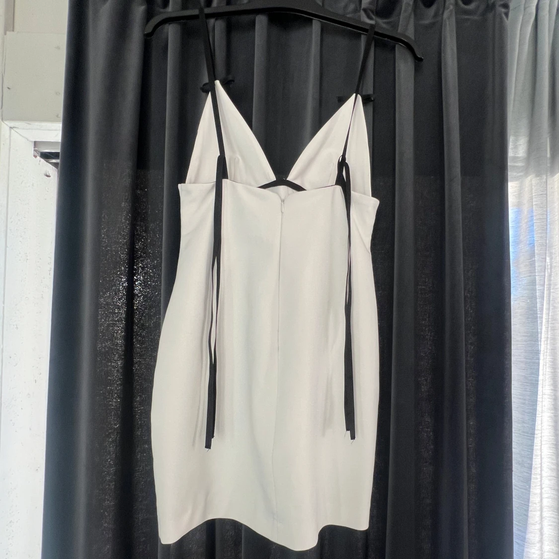 Vit kort klänning med svarta band - 2