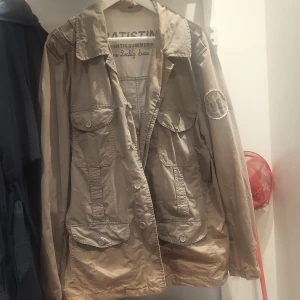 EFTERLYSES: Beige/ grön parkajacka från Batistini - Efterlysning – SÖKES: Batistini herr sommarjacka (jeansjacka) i storlek M Jag letar efter en herrjacka från Batistini, gärna den klassiska sommar-/jeansjackan i beige, khaki eller taupe, som ofta såldes på t.ex. Dressmann.  ✅ Storlek: M (medium) ✅Modell: Lätt sommarjacka / jeansjacka, gärna i 100 % bomull.  Färg: Beige, khaki, mullvad eller liknande (ej svart eller blå) ✅ Skick: Begagnad går bra, men gärna utan stora fläckar eller hål  Om du har en sådan jacka eller vet någon som har, får