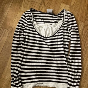 Randig långärmad tröja  - Svartvit randig långärmad tröja från H&M med djup rundad ringning. 🩷 använd sparsamt! 😊