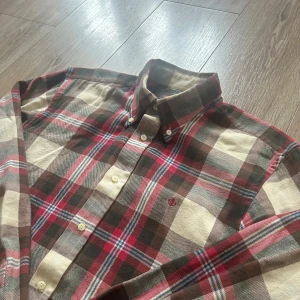 Morris skjorta  - En snygg skjorta i bra skick utan några som helst anmärkningar. Skjortan är i storlek 40 vilket motsvarar ungefär M. Hör av er vid ytterligare frågor annars fritt fram att köpa!                              (Postar inom 24h)