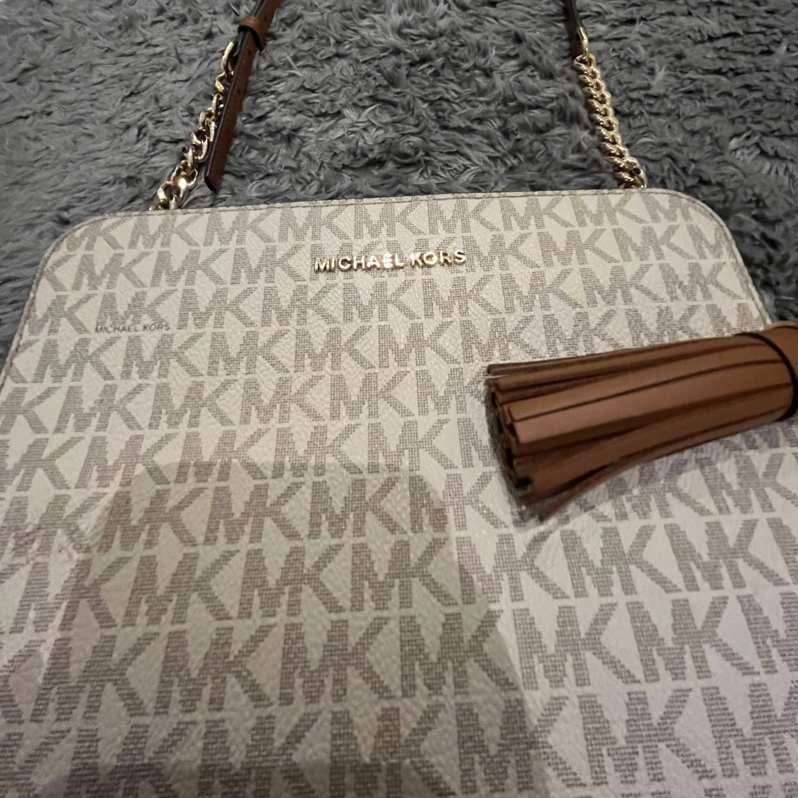 Beige axelväska Michael Kors med tofs