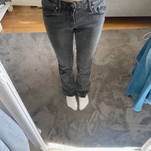 Gråa bootcut jeans💖💖 - Gråa bootcut jean från Gina! Inga defekter förutom att jag sprättat upp dom i benen men inte vikt ner så inget man lägger märke till!💞💞 som referens är jag 170! 
