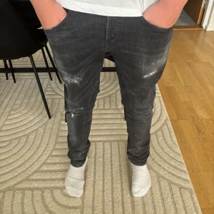 Dondup George  - Säljer ett par dondup jeans med slitningar i sjukt bra skick! Nypris runt 4000 mitt pris 999 (pris ej hugget i sten)