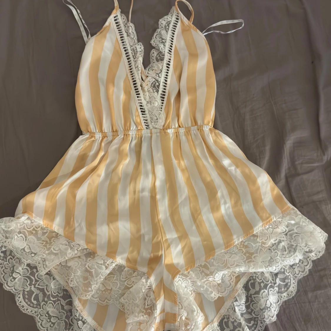 Randig peignoir med spets