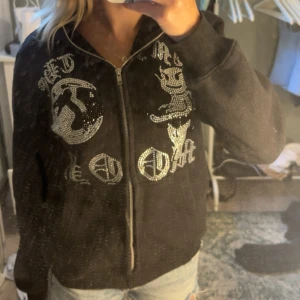 Aim for the moon hoodie - Svart hoodie med dragkedja och huva. Säljer då jag aldrig använder den längre ❤️