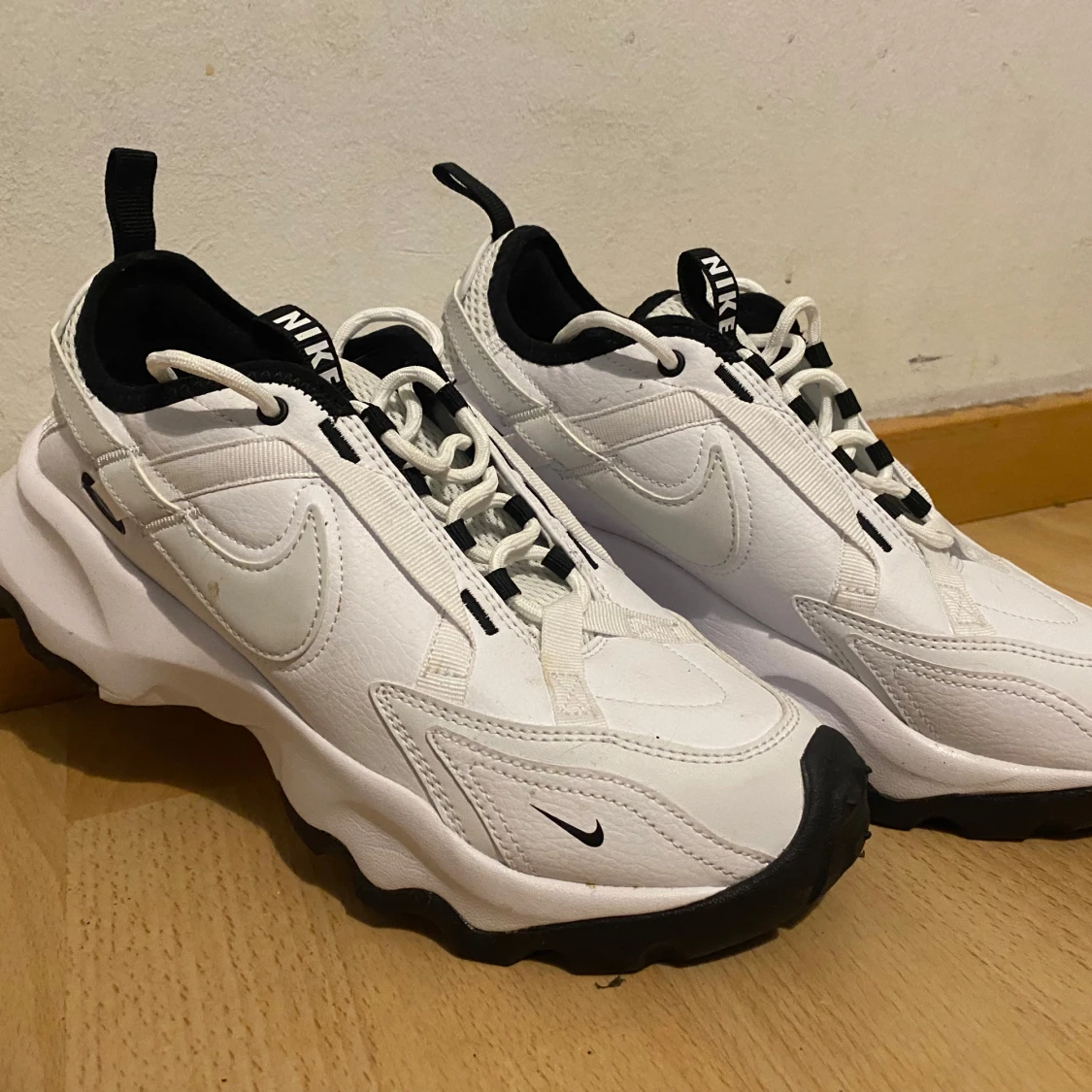Chunky vita sneakers från Nike - 4