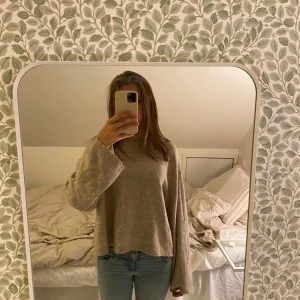 Beige stickad tröja från 157, L - Mysig beige stickad tröja från 157 i storlek L. Tröjan har en loose passform med vida ärmar och rund halsringning. Perfekt för lager-på-lager och chill dagar. Enkel och stilren design som är lätt att matcha. Passar M och S också