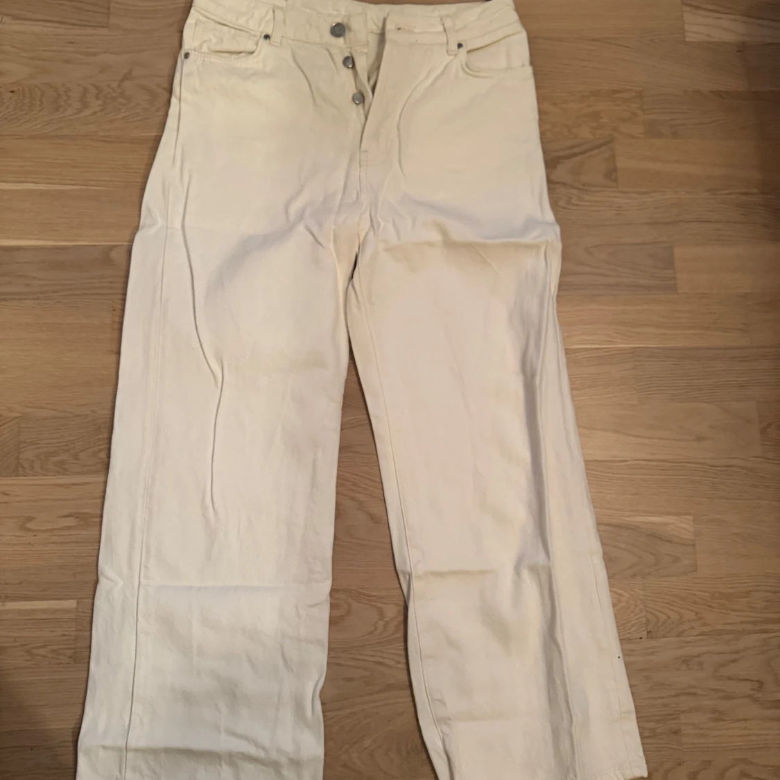 Vita raka jeans från Never Denim