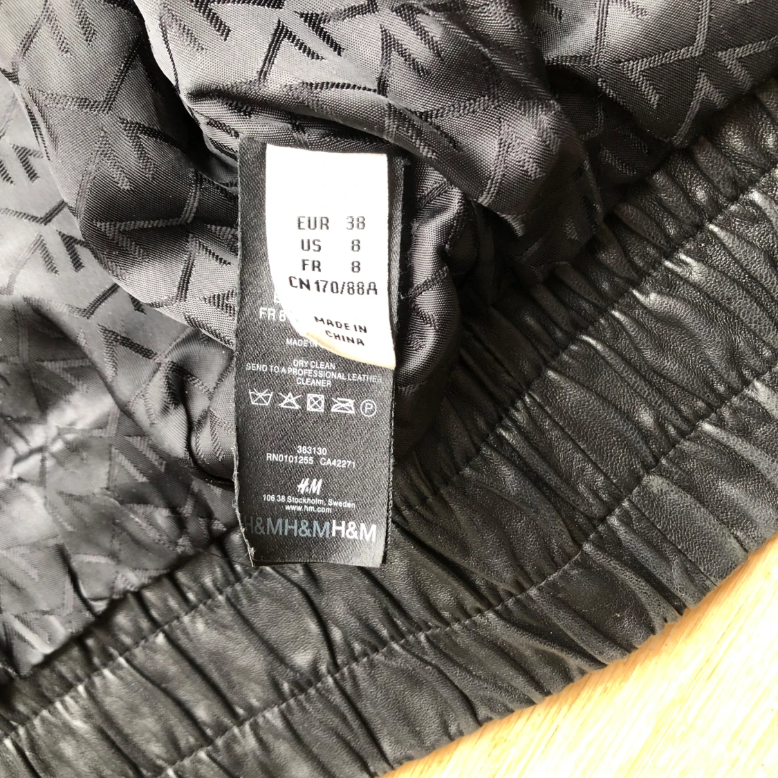 Svart skinnjacka H&M x Madonna strl S - 4