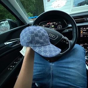 Blå Gucci keps - Blå Gucci keps från Guccis hemsida. Är typ som ny.
