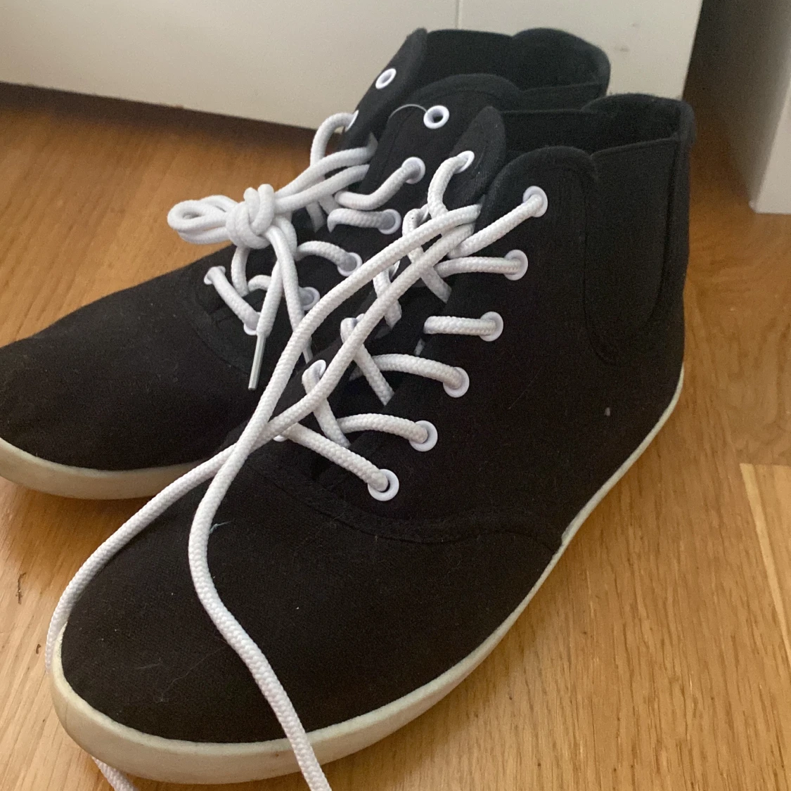 Svarta höga sneakers med vita snören