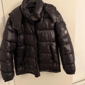 Svart puffjacka från Moncler - Säljer nu en av mina moncler jackor då den inte kommer till användning. Köpte den i januari och har den har använts fram till april. Den är precis som ny. . Hör av er för mer info/bilder