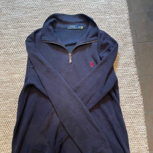 Ralph Lauren quarter zip - Säljer en tvär fet mörkblå Ralph Lauren quarterzip. Skicket är 8/10. Storlek L.                             Pris kan diskuteras!