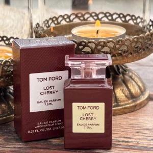 Tom Ford Lost Cherry parfym 7,5ml - Tom Ford Lost Cherry Eau de Parfum i en lyxig mörkröd glasflaska med elegant fyrkantig form och genomskinlig kork. Doften kommer i en snygg matchande ask och rymmer 7,5 ml. Perfekt för dig som gillar exklusiva och fruktiga dofter.
