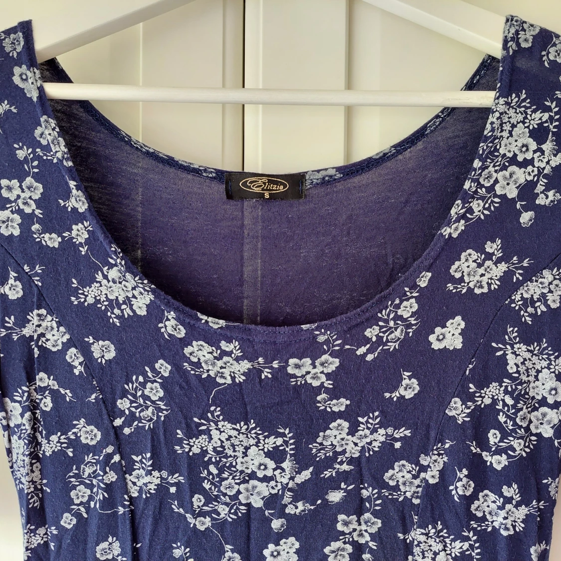 Blå blommig klänning - 1