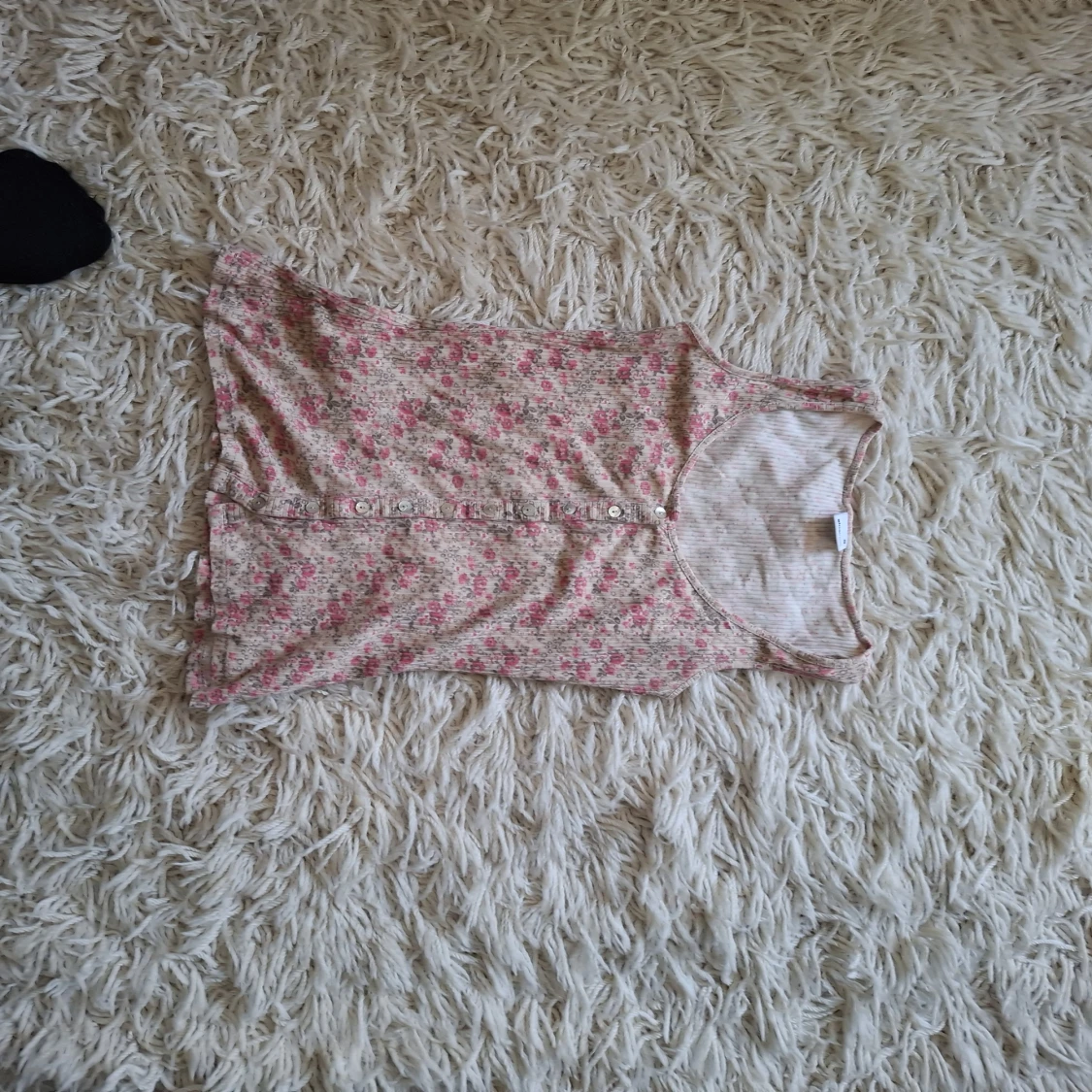 Blommig ribbad linnetopp i rosa och beige