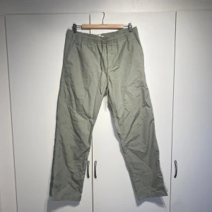 Ljusgröna byxor från Samsøe Samsøe - Ljusgröna byxor från Samsøe Samsøe med avslappnad passform och elastisk midja med snörning. Tillverkade i bomull, raka ben och fickor både fram och bak. Svala och bekväma, perfekta för sommaren. Storlek Large. Nypris 1600kr. Använda men i fint skick. 