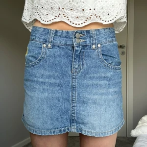 Lågmidjad jeanskjol - Hej!! Säljer denna jättesöta vintage jeanskjol från Bikbok som passar perfekt till sommaren. Storleken är xs och midjemåttet är 35 cm. Tveka inte på att skriva vid frågor🤗