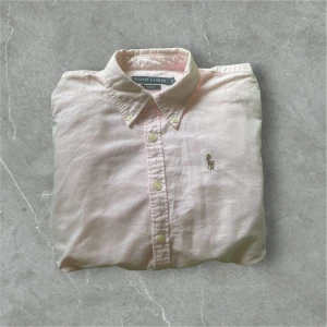 Ljusrosa skjorta från Ralph Lauren - Fin ljusrosa skjorta från Ralph lauren / skick 9/10 / storlek S / Nypris ca 1500kr / kontakta via intresse och pris kan väl diskuteras!😊🙏