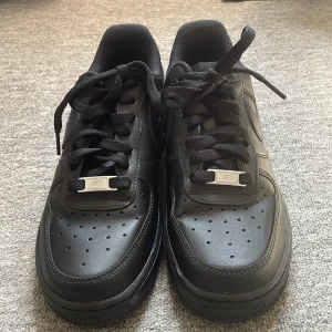 Svarta Nike Air Force 1 sneakers - Klassiska helsvarta Nike Air Force 1 sneakers i skinn. Storlek 38, helt oanvända utan bara testade💕priset kan diskuteras.