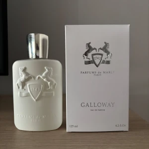 Parfums de Marly Galloway EdP 125ml - Säljer min parfyms de marly Galloway då den inte kommer till användning tyvärr. Original låda följer med. Den är knappt använd, se bild för mängd. 🤩☀️🍋🌊