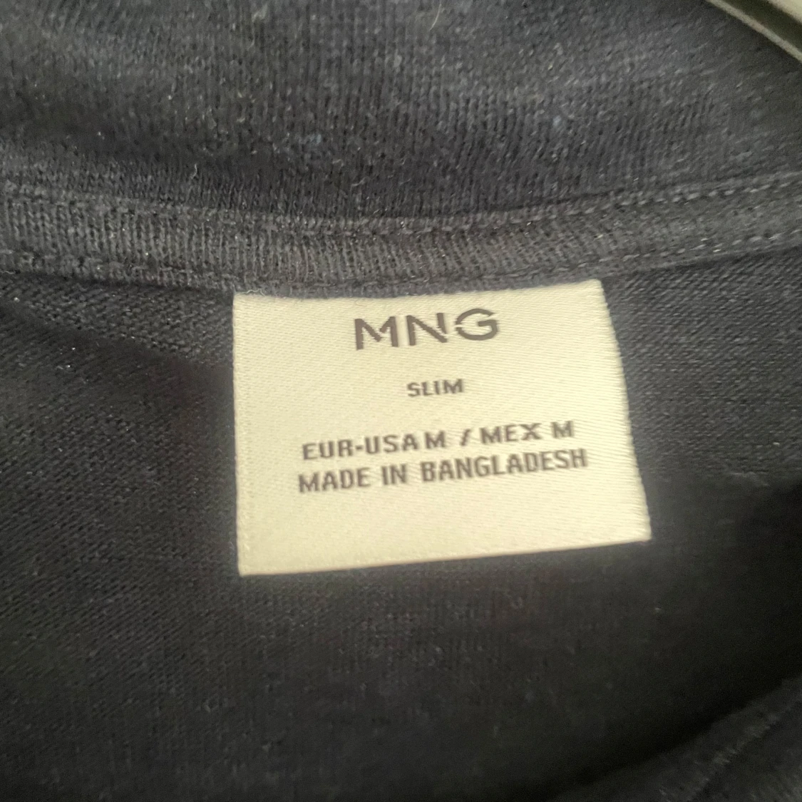 Mörkblå pikétröja från Mango - 1