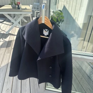Kappa från Gina tricot, Young avdelningen  - Mörkblå kappa från Gina Young. Perfekt till hösten. Mycket använd men det syns inte. Storlek 146-152 men passar om man brukar ha xs.