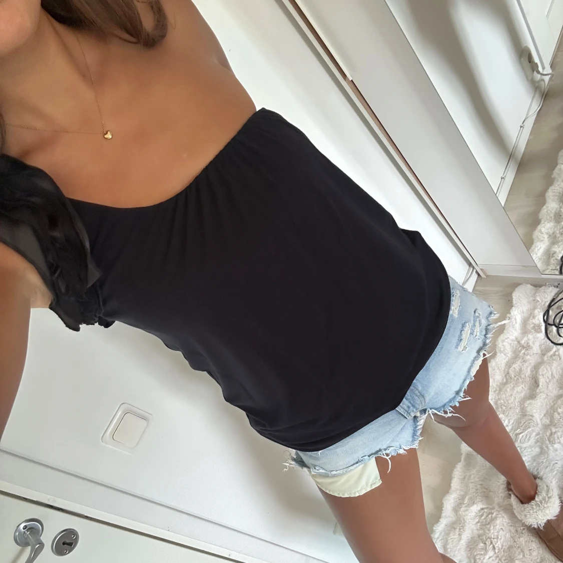 Svart oneshoulder topp med volang - 1