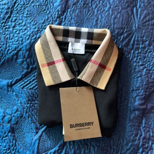 burberry piké - säljer en fin burberry piké. svart, strlk M