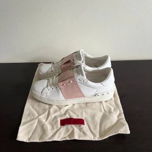 Valentino open - Valentino open i mycket bra skick, påse tillkommer