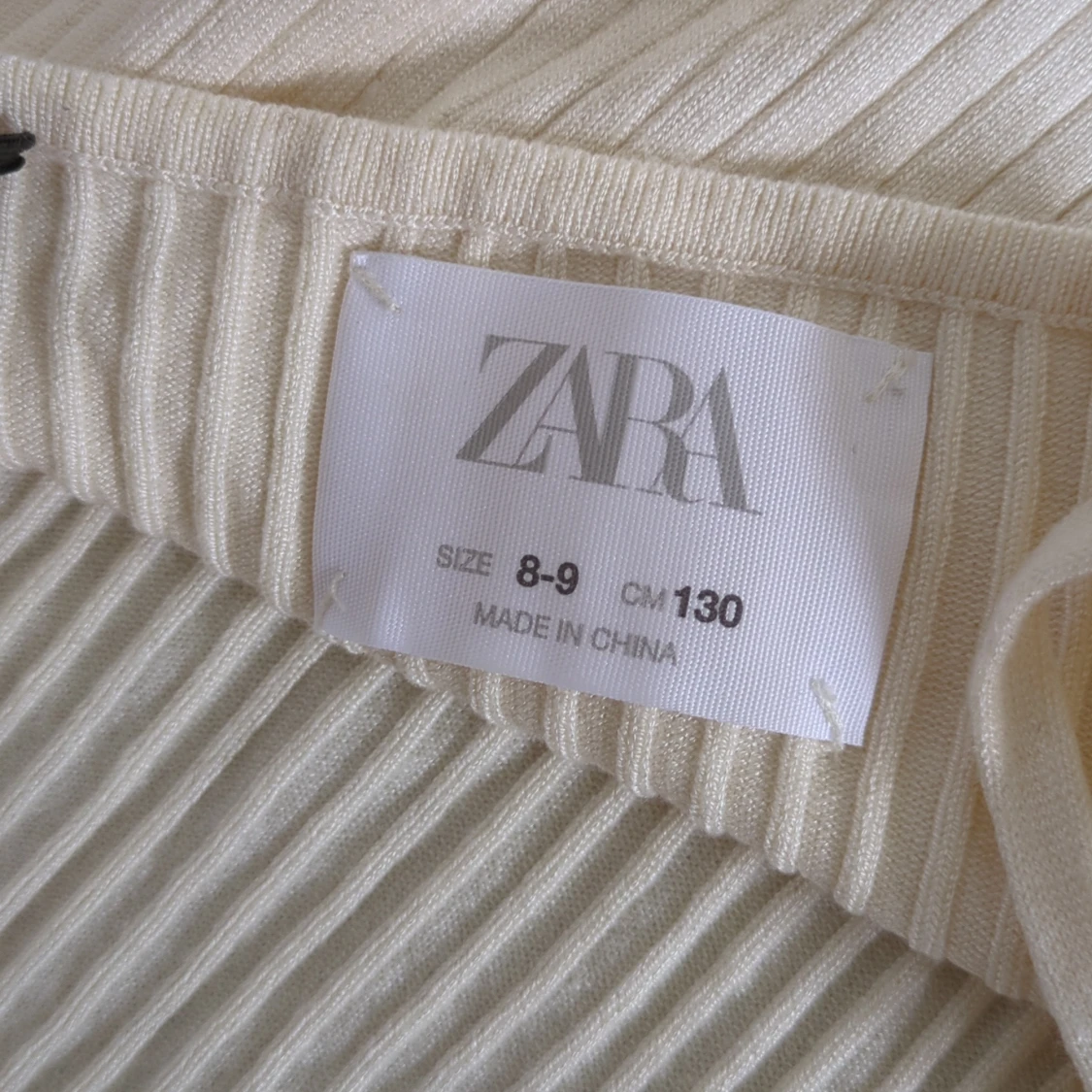 Ribbad ljusbeige klänning från Zara - 3