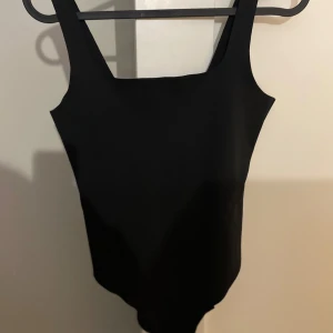 Svart body från Zara  - Enkel och stilren svart body från Zara i storlek S. Bodyn har breda axelband, fyrkantig ringning och praktisk knäppning i grenen. Använd 1 gång!